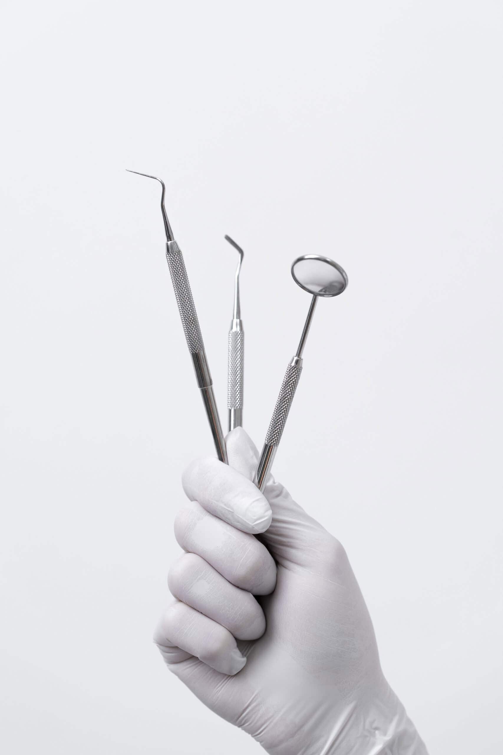 close-up-dentist-instruments